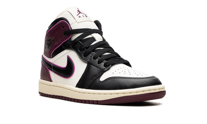Air Jordan 1 "Bordeaux" FQ7818 101